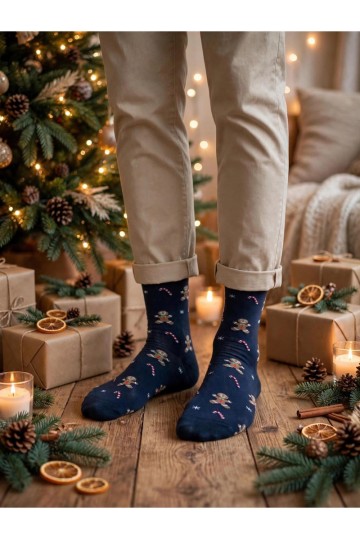 Chaussettes pour hommes avec des cannes en sucre de Noël et des biscuits en bleu foncé