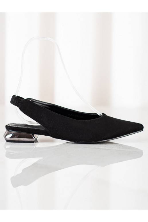 Bottes noires d'un modèle frappant