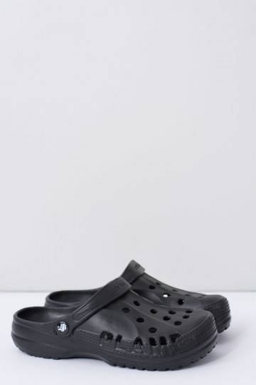 Les pantoufles sont noires
