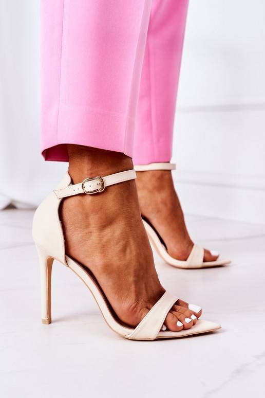 Sandale au style élégant avec des... Sandale au style élégant avec des...