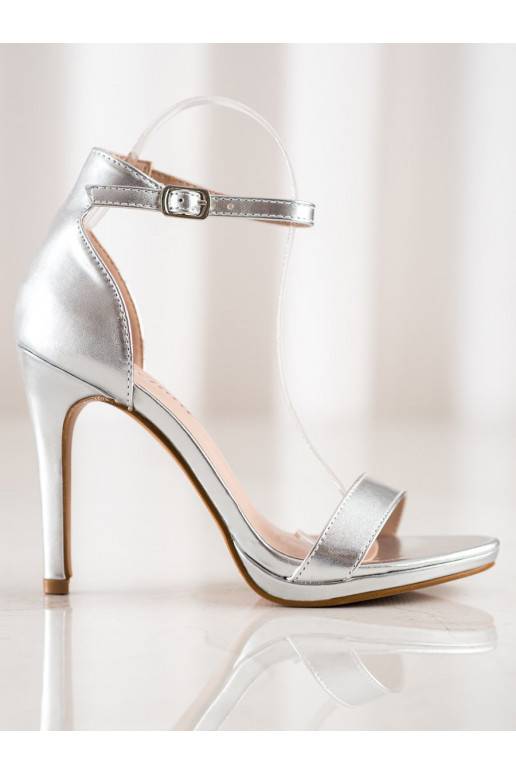 Sandales d'un modèle classique à talons fins