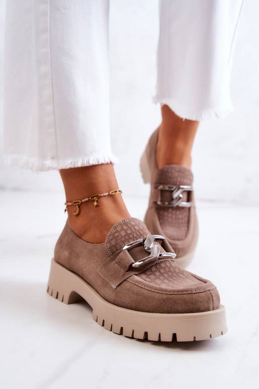 Chaussures en daim à la mode beige...