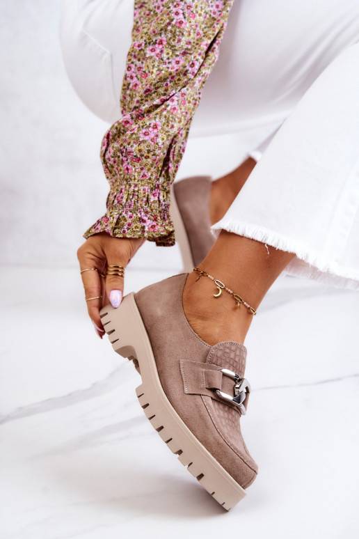 Chaussures en daim à la mode beige...