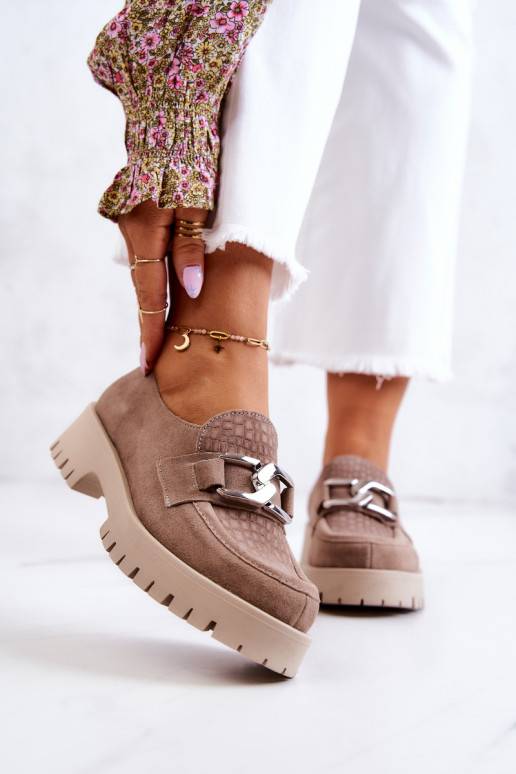 Chaussures en daim à la mode beige...