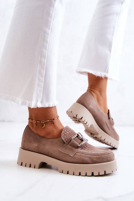 Chaussures en daim à la mode beige...