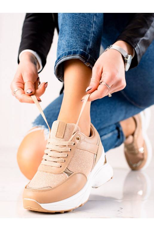 Chaussures modèle Sneakers au design élégant avec plateforme