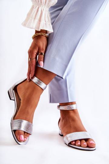 Sandales de couleur argent... 2