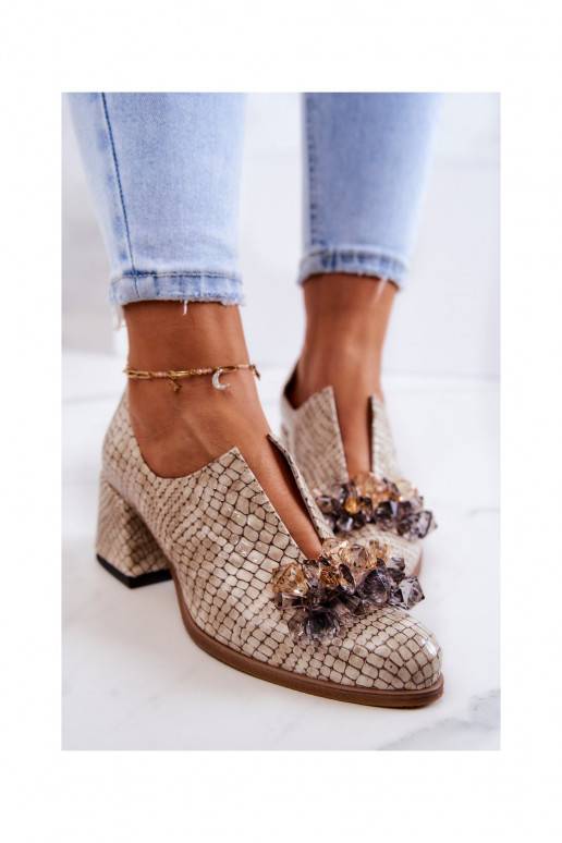 Chaussures avec détails élégants de... Chaussures avec détails élégants de...