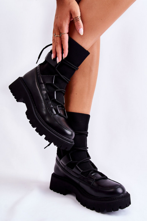 Boots massives noires à semelle type... Boots massives noires à semelle type...