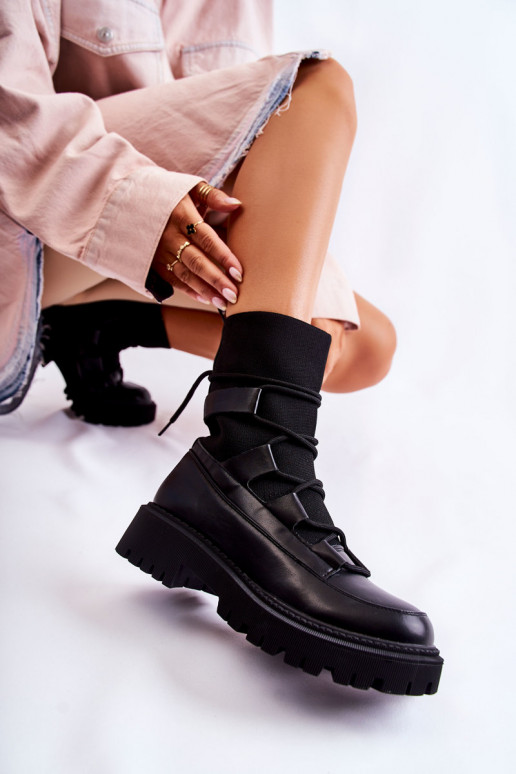 Boots massives noires à semelle type... Boots massives noires à semelle type...