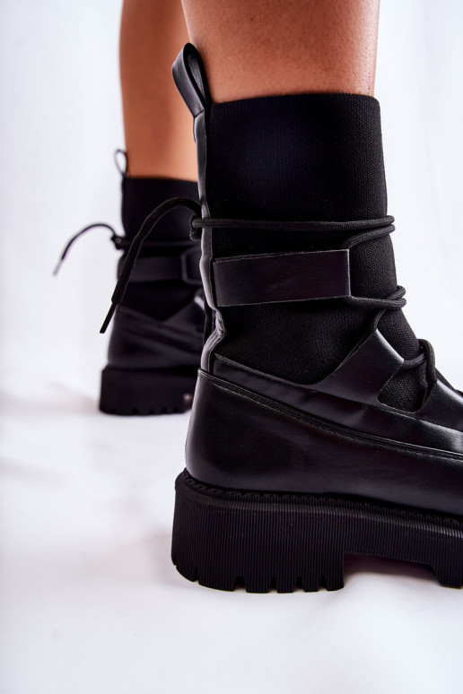 Boots massives noires à semelle type... Boots massives noires à semelle type...