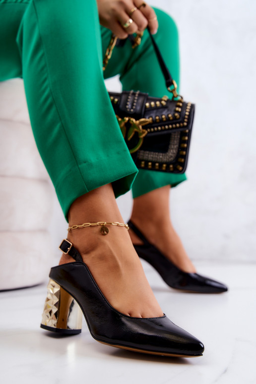 Chaussures noires à talons larges dorés Chaussures noires à talons larges dorés