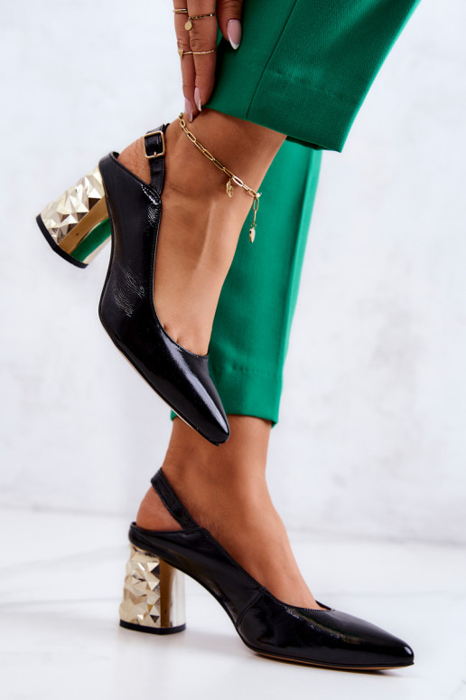 Chaussures noires à talons larges dorés Chaussures noires à talons larges dorés