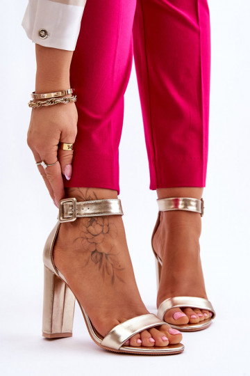Chaussures à talons dorés...