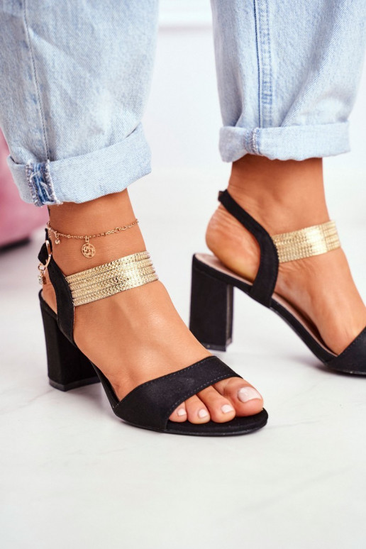 Sandales en daim noir avec détails dorés Enjoy