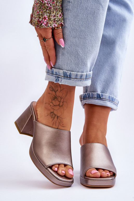 Pantoufles à talons à la mode de... Pantoufles à talons à la mode de...