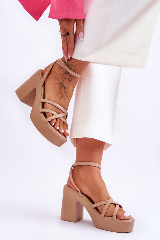 Sandale à la mode avec talons et brides de couleur beige Shemira