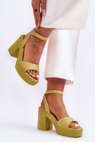 Sandales à la mode avec un talon large en Carmine 2