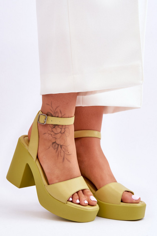 Sandales à la mode avec un talon large en Carmine