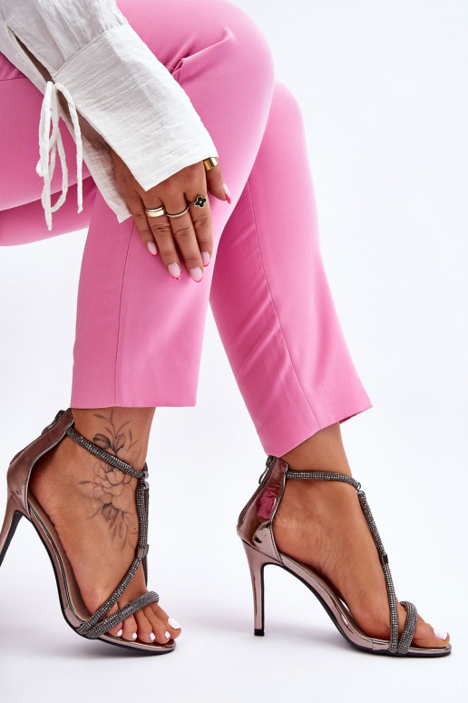 Escarpins à talon fin cloutés... Escarpins à talon fin cloutés...