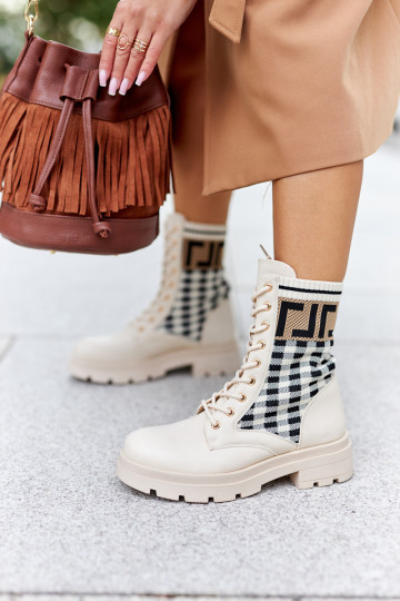 Les bottes beiges sont faites de tissu extensible