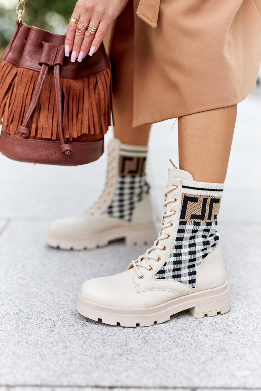 Les bottes beiges sont faites de... Les bottes beiges sont faites de...