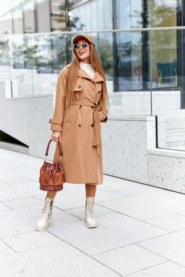Les bottes beiges sont faites de tissu extensible 2