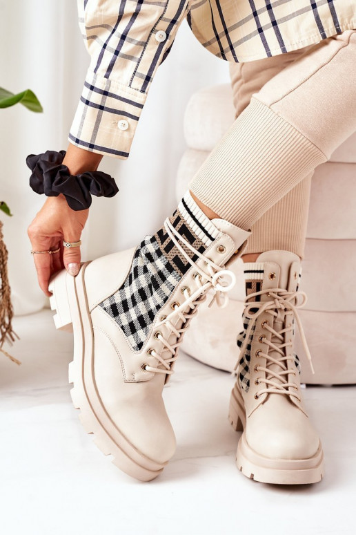 Les bottes beiges sont faites de tissu extensible