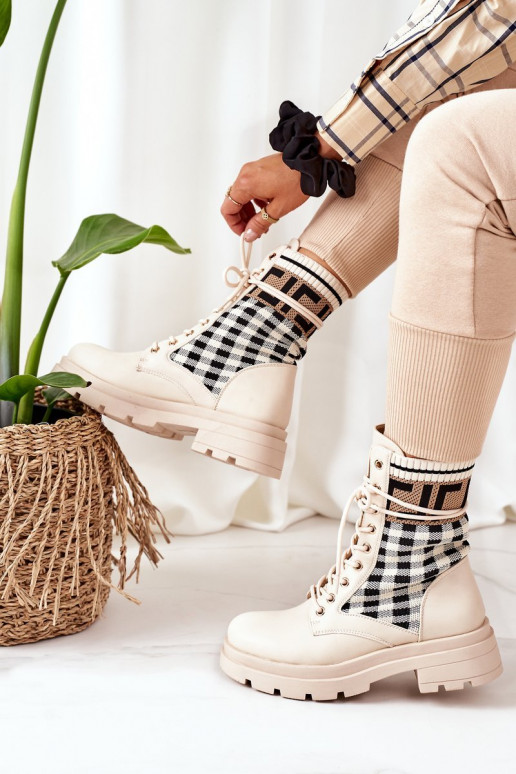 Les bottes beiges sont faites de tissu extensible