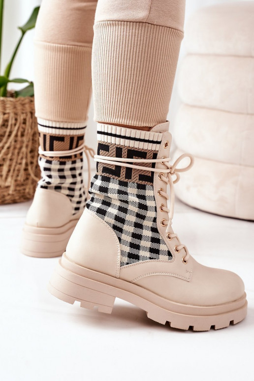 Les bottes beiges sont faites de tissu extensible