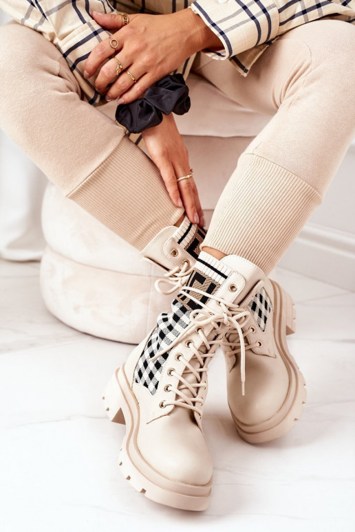 Les bottes beiges sont faites de... Les bottes beiges sont faites de...