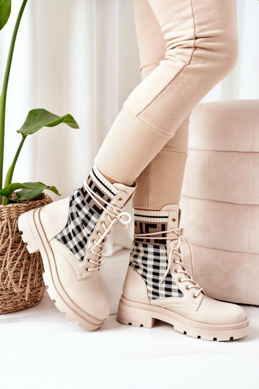 Les bottes beiges sont faites de... Les bottes beiges sont faites de...