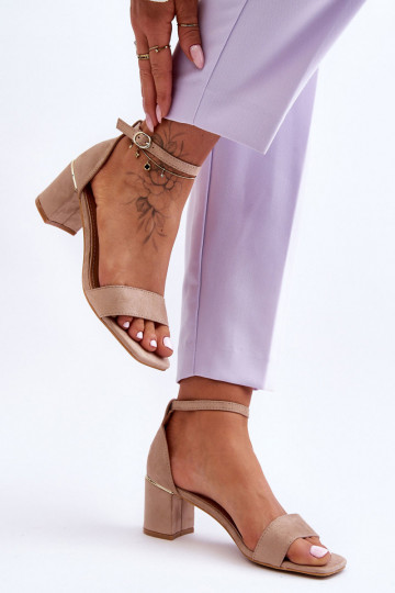 Chaussures beiges à talon bas 2