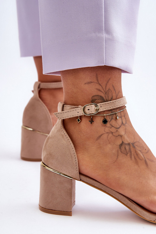 Chaussures beiges à talon bas