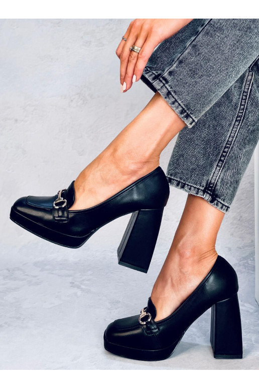 Une chaussure stylée à talon épais de couleur noire ALBERS BLACK