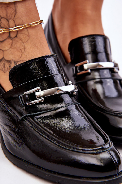 Chaussures laquées de couleur noire... Chaussures laquées de couleur noire...