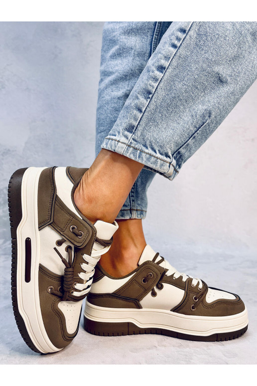 Chaussures modèle baskets à semelle...