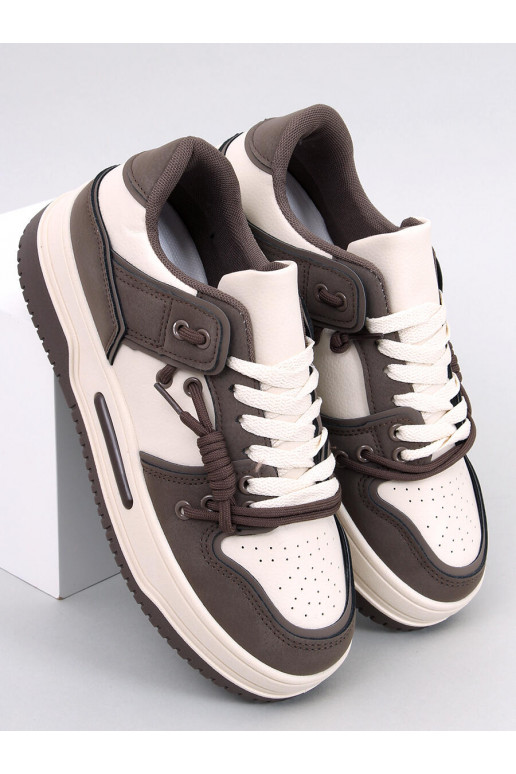 Chaussures modèle baskets à semelle...