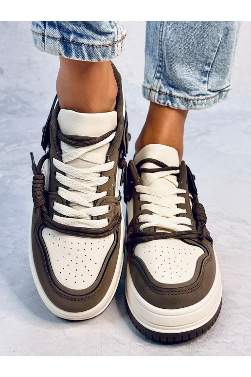 Chaussures modèle baskets à semelle...