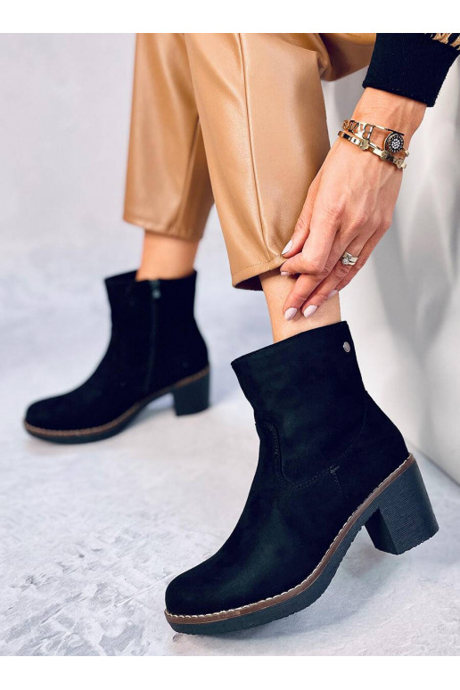 Chaussures à talon en caoutchouc de... Chaussures à talon en caoutchouc de...