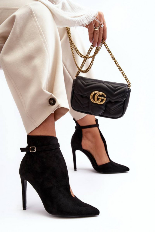 Chaussures en daim à talons fins de... Chaussures en daim à talons fins de...