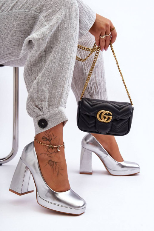 Chaussures à talon large de couleur... Chaussures à talon large de couleur...