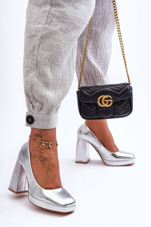 Chaussures à talon large de couleur... Chaussures à talon large de couleur...