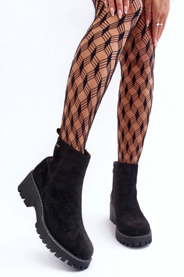 Les bottes en daim à talons...