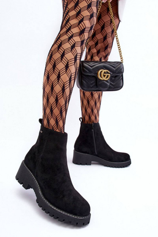 Les bottes en daim à talons larges... Les bottes en daim à talons larges...