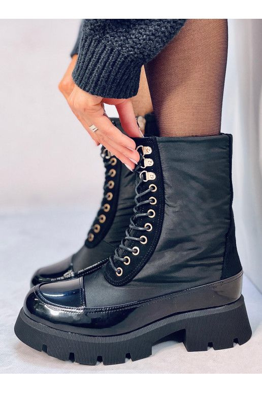 Bottines à lacets de couleur noire...