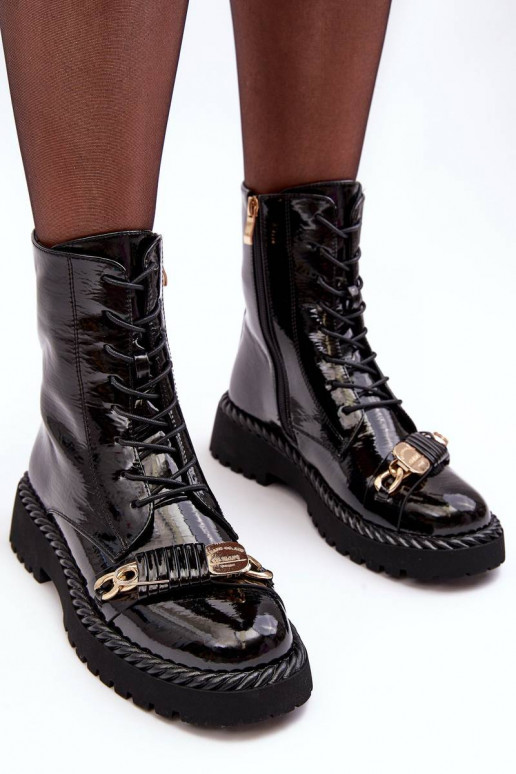 Bottines laquées avec ornements en... Bottines laquées avec ornements en...