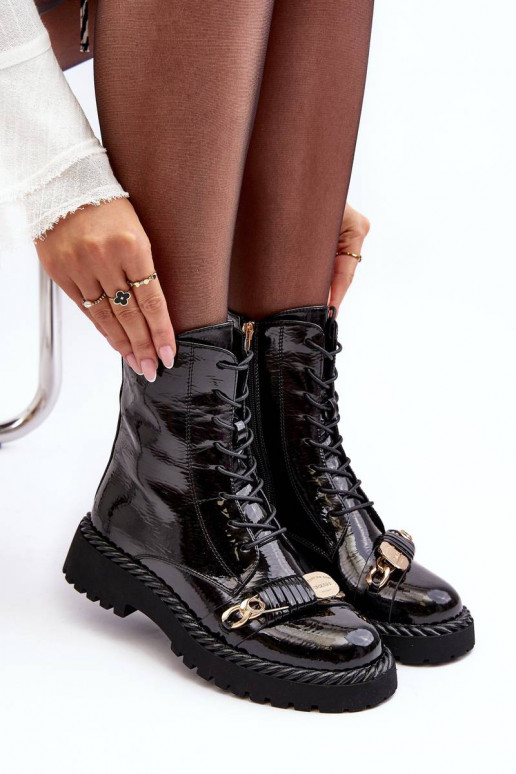 Bottines laquées avec ornements en... Bottines laquées avec ornements en...