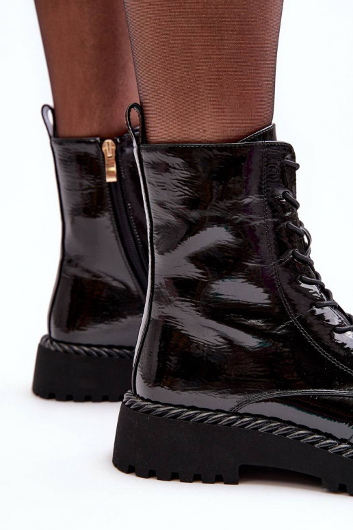 Bottines laquées avec ornements en... Bottines laquées avec ornements en...