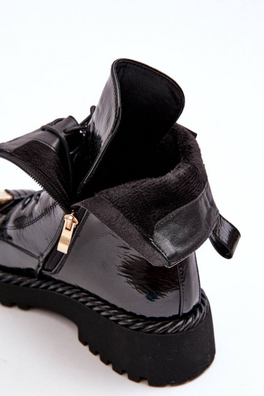 Bottines laquées avec ornements en... Bottines laquées avec ornements en...